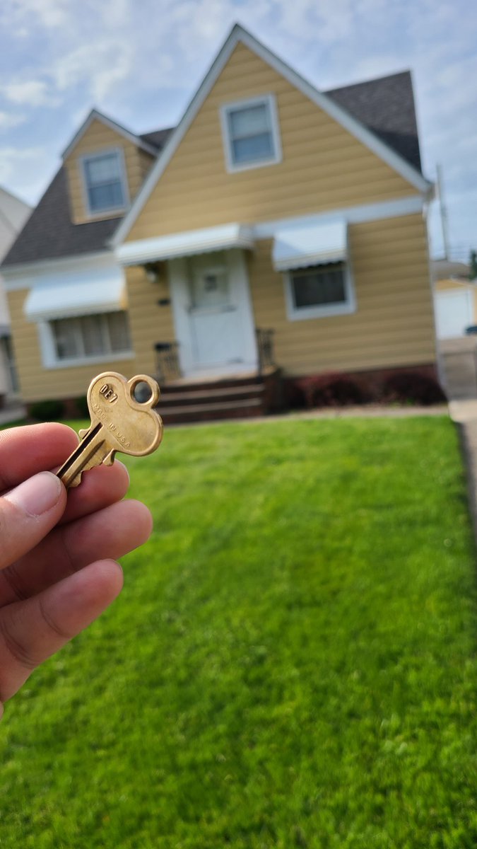 CDE_CLE's tweet photo. 🥳 CHEERS to being a HOMEOWNER 💥

Still really hard to put into words &amp; describe how cool it is to see your hard work pay off. Saying that the past few months have been rough is a massive understatement but making this official today was a special moment. Let the fun begin! 🔑 https://t.co/K6fObuoeyA