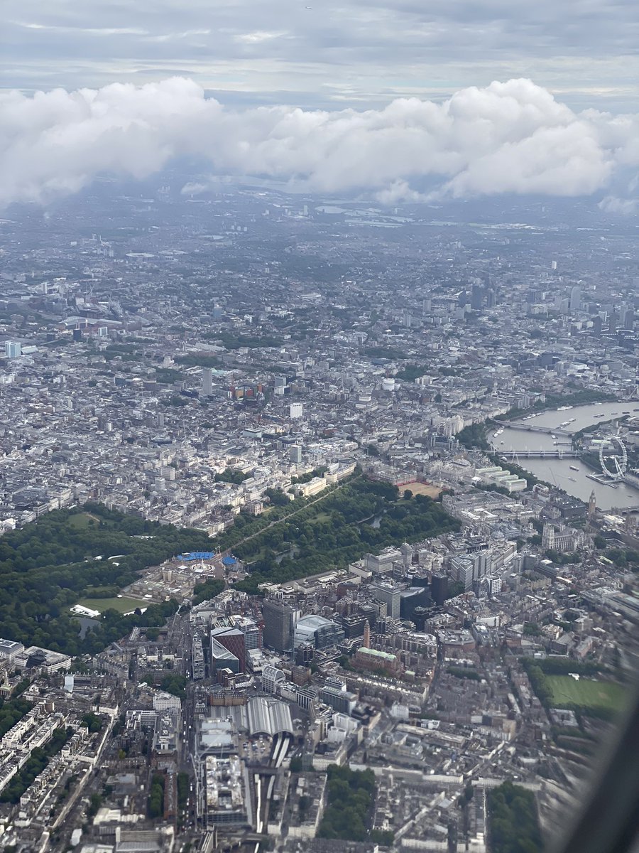 Adelsexpertin's tweet photo. Best thing about flying in to Heathrow - the glimpse over #BuckinghamPalace #everythingisready #PlatinumJubilee https://t.co/ee4TNW1QUv