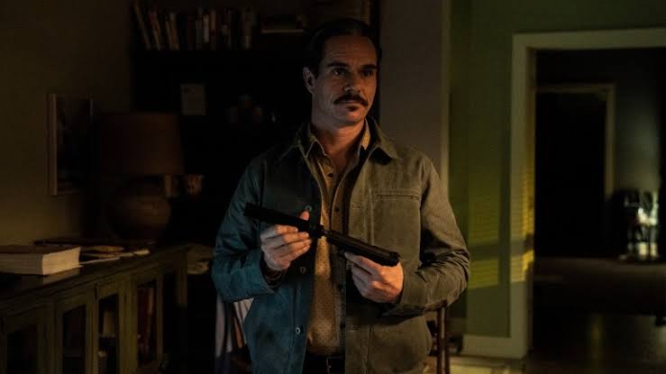 OrcunDemiroz's tweet photo. #BetterCallSaul hakikaten bazı bölümleri ve anları ile #BreakingBad'i aşıyor. Final sezonunun 7. bölümü #PlanAndExecution'daki kapanış planı da kalbe mıh gibi çakılıyor. Lalo Salamanca'nın tekinsizliği ve acımasızlığı Fring'i sıkıştırıyor, intikam ateşi kötülüğü büyütüyor. ☠️🔥 https://t.co/OPHwARsreq