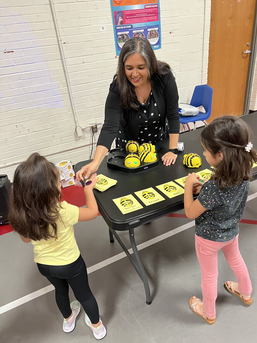 THeightsTAG's tweet photo. Thank you to everyone who came out to our First grade Round Up..Game On!
@MarMasters7 
@RyanZysk 
@DISDMagnets 
@TransformDISD 
@CoxumCounselor 
@FaluvTunley https://t.co/fTQym3SODn