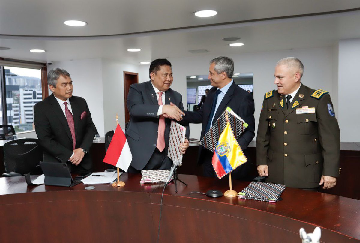 MinInteriorEc's tweet photo. 🤝🏽Fortalecemos la cooperación internacional.

El ministro @CarrilloRosero junto al #CmdtGralPolicía @fausto_ss se reunió con una delegación de #Indondesia. Se suscribió el convenio de cooperación con el Jefe de la Agencia Nacional Antinarcóticos y el embajador de @QuitoKbri. https://t.co/aAd8XBiLOe
