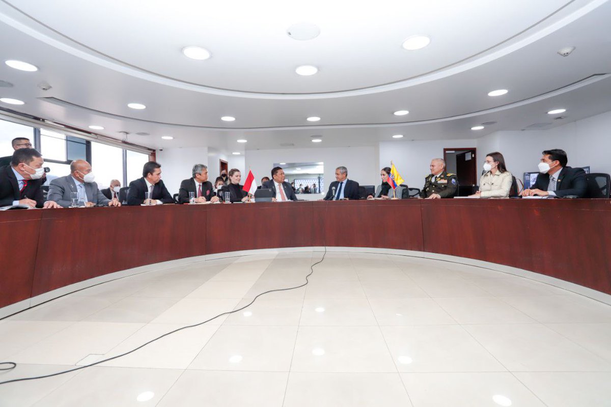 MinInteriorEc's tweet photo. 🤝🏽Fortalecemos la cooperación internacional.

El ministro @CarrilloRosero junto al #CmdtGralPolicía @fausto_ss se reunió con una delegación de #Indondesia. Se suscribió el convenio de cooperación con el Jefe de la Agencia Nacional Antinarcóticos y el embajador de @QuitoKbri. https://t.co/aAd8XBiLOe