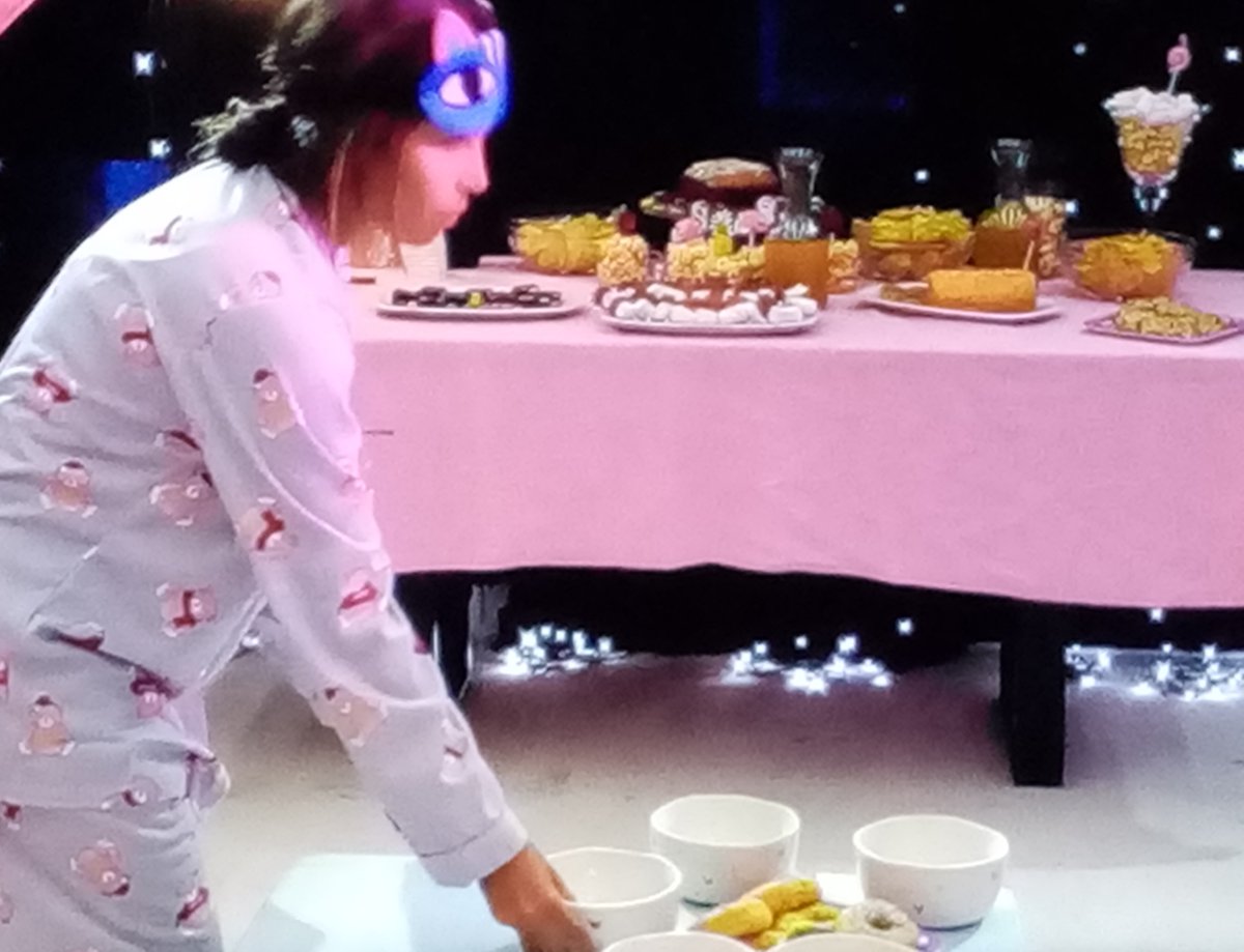 Klara_Lii's tweet photo. As tigelas da Débora chegaram à Malvéria👍🥣🌼🥣

 #bbtvi #teamtigela🥣 https://t.co/NKri34JjLz