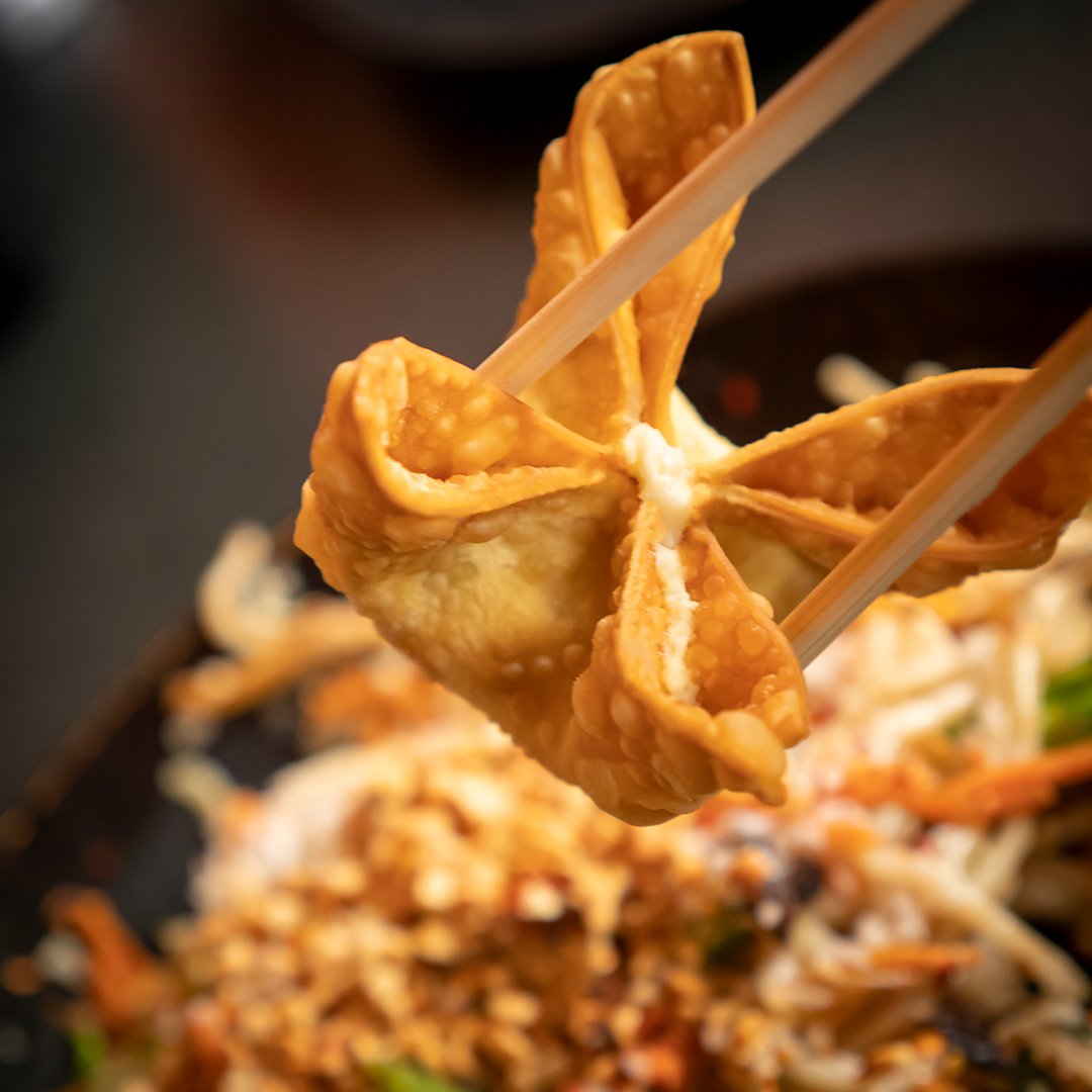 POV: About to experience Krab Rangoon goodness...
.
..
I love life right now.
..
.
#huhot #mongoliangrill #mongolian #grill #bbq #createyourown #allyoucaneat #stirfry #noods #sendnoods #noodles #yakisoba #chopsticks #healthy #lunch #krab #krabrangoon