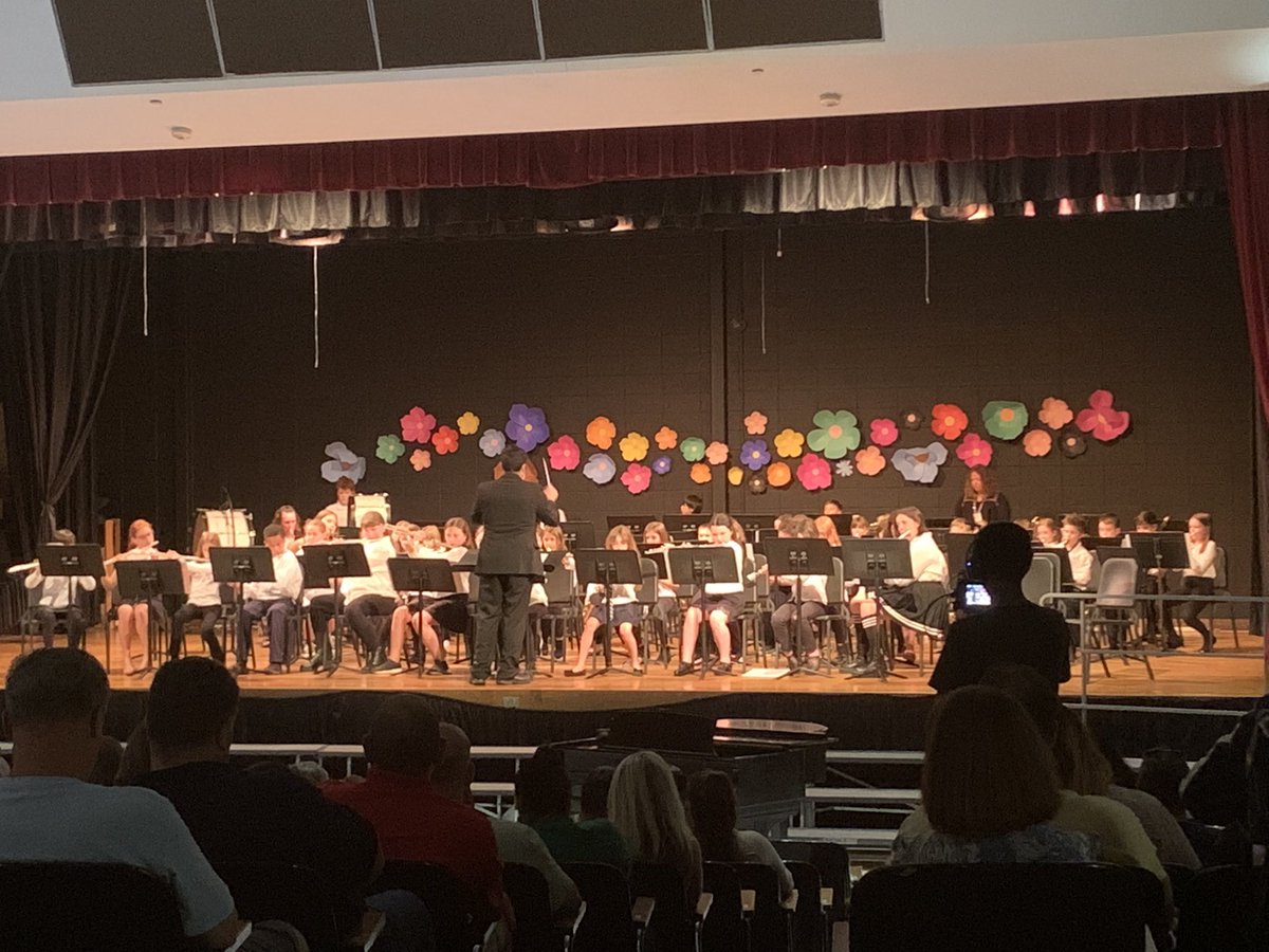 Berlin_Leonard's tweet photo. 👏 👏 👏 @Willard_School 4th grade concert! https://t.co/fBAriugzXI