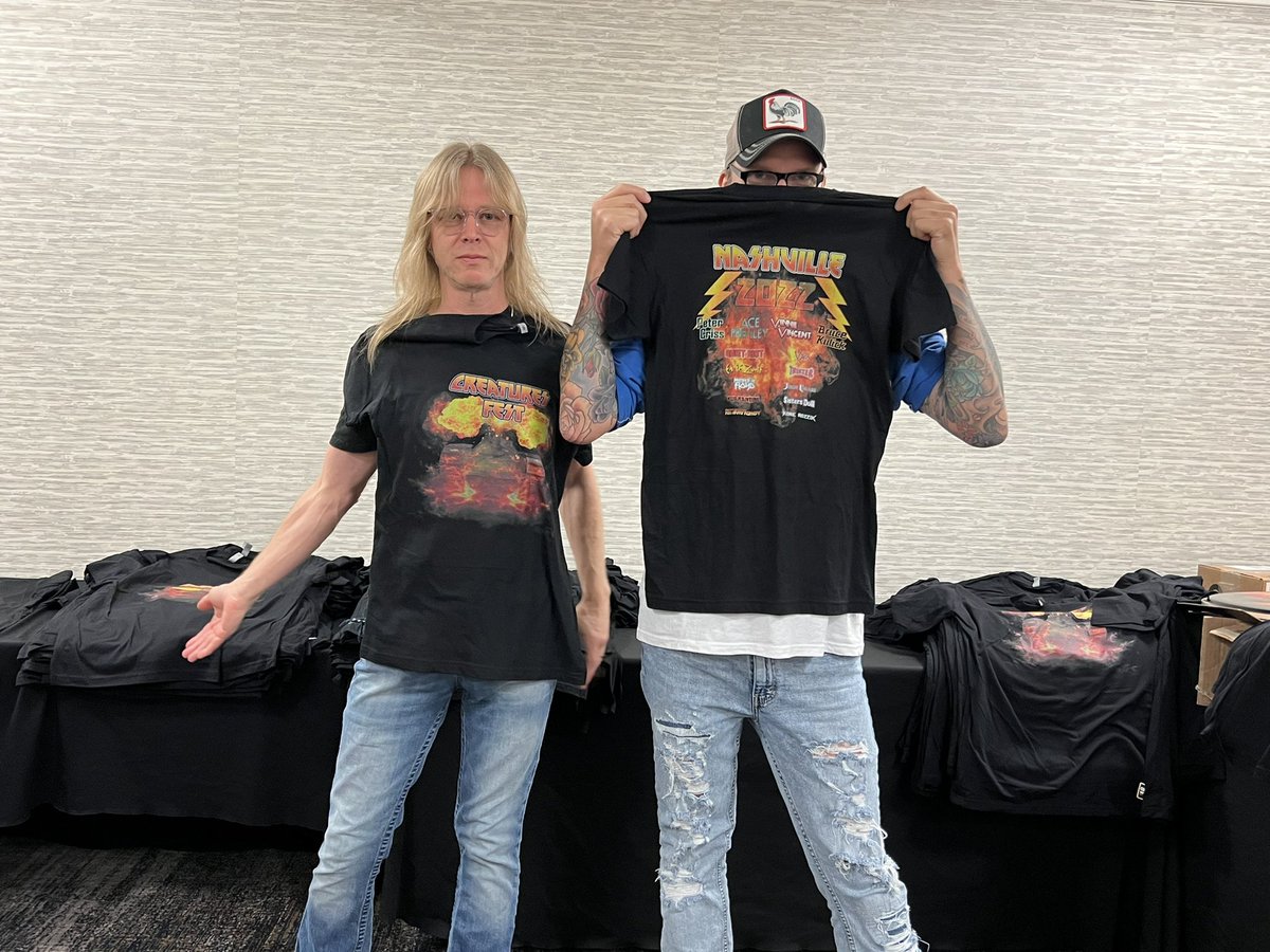 These weirdos are already in line for merch… 

Sorry fellas, wait your turns!

#vinnievincent #acefrehley #brucekulick #petercriss #creaturesfest