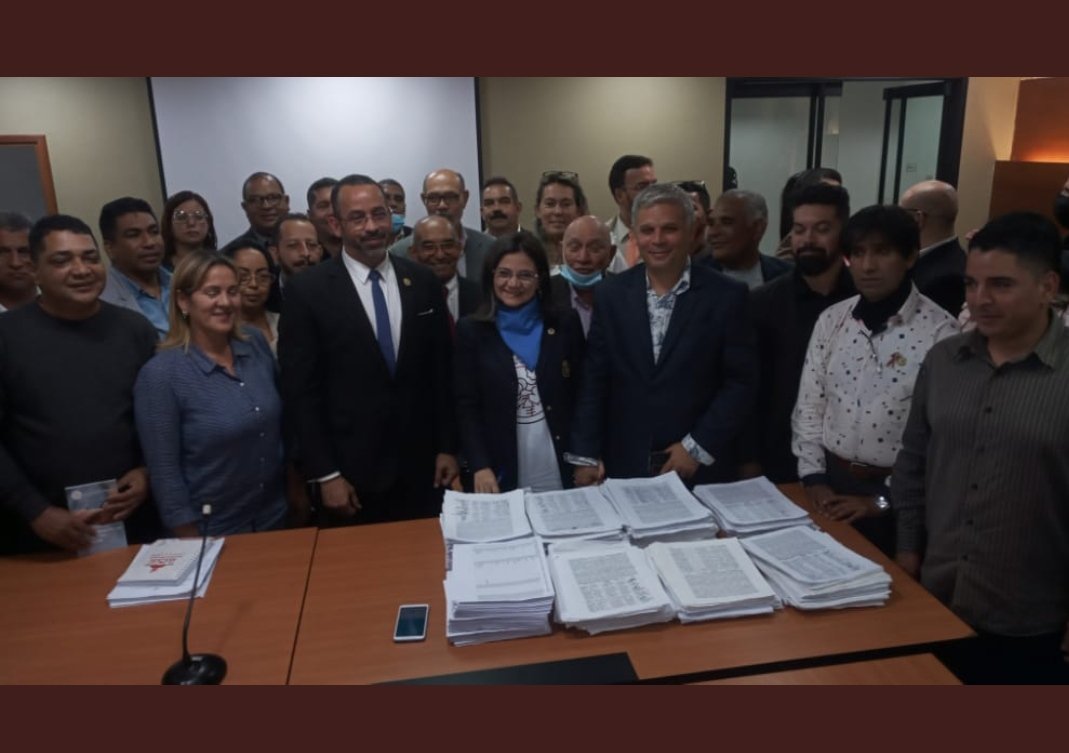 segoviajavierve's tweet photo. #25Mayo hoy nuestro Diputado  @alfonsocamposj  Segundo Vicepresidente de la Comisión Permanente de las  Familias Libertad de Religión y Cultos, recibio 77.519 firmas recolectadas por la fundación @porlafamiliaven, en defensa del diseño original del matrimonio y la familia. https://t.co/6SzwjR83cr