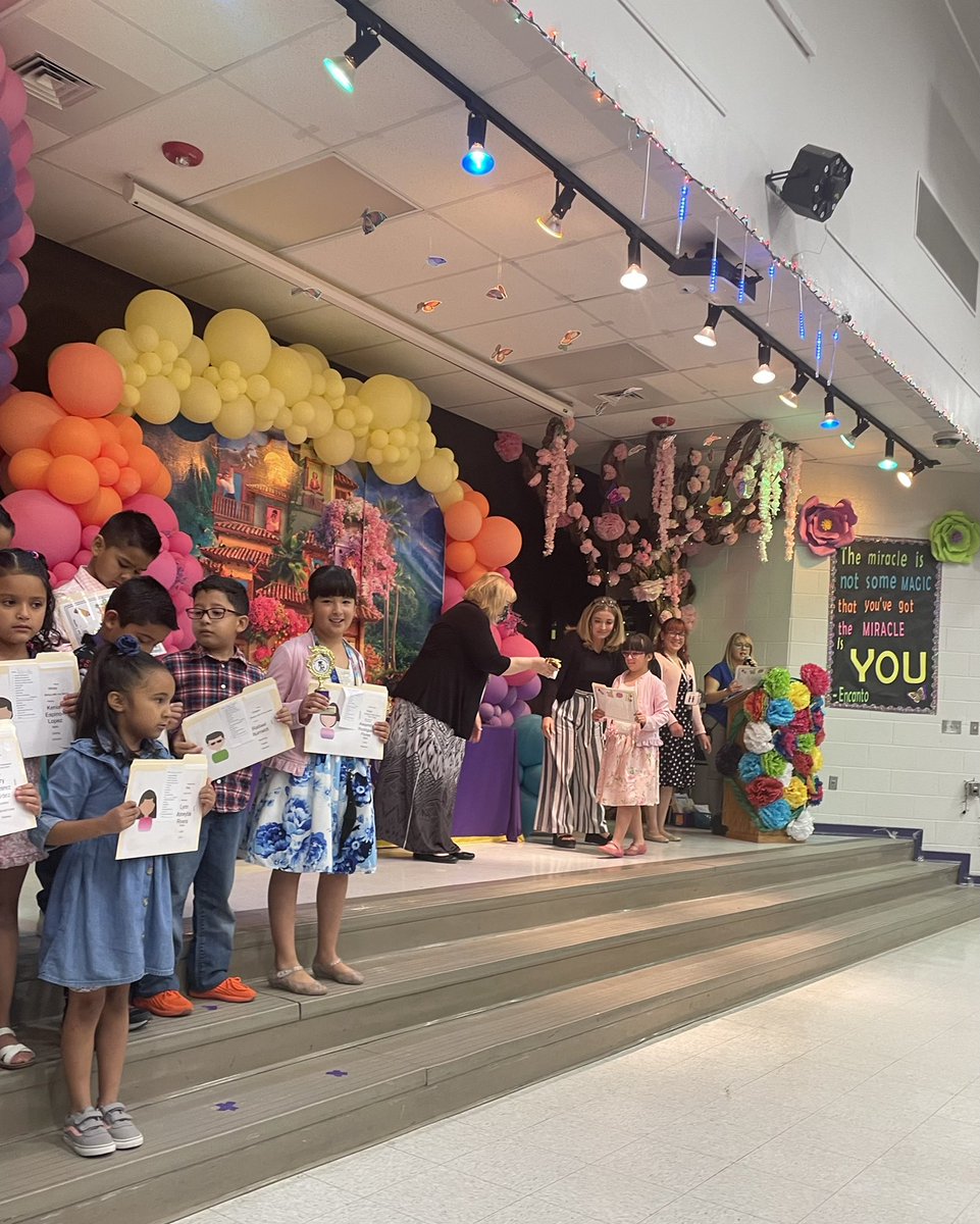 _J_Flores_OKES's tweet photo. Awards for the future second graders 💯 @OSheaKeleher_ES. Estamos muy orgullosos 🏆🏆. #TeamSISD https://t.co/91vbQMZzKA