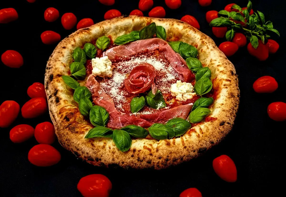 binance's tweet photo. A well presented #BinancePizza from @tomekmadys 👏 https://t.co/1KRLF4vuNP