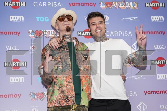 clasos's tweet photo. Fedez y JAx presentan su concierto benéfico para la Fundación Tog, en Piazza Duomo. https://t.co/PK8quR0oIe https://t.co/fcDl2yZGZD