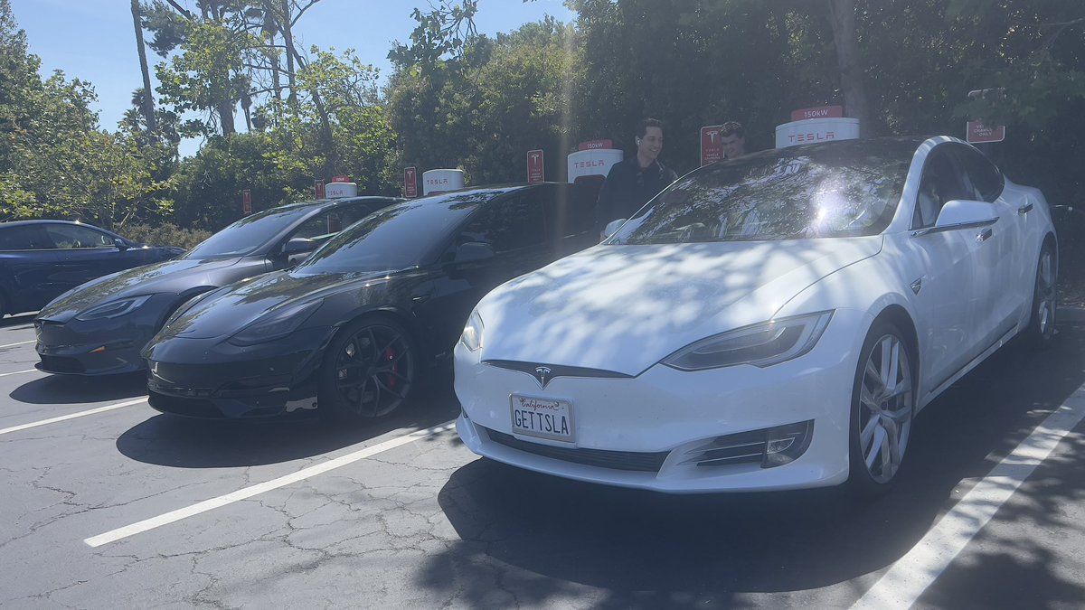 bookerc19's tweet photo. Met up with @BLKMDL3 &amp; @Sofiaan at the Madonna Inn Supercharger for an hour and got some exercise in playing with a rubber ball. The @Tesla community is incredible. https://t.co/BchiLJ1QWN