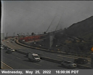 KCBSAMFMTraffic's tweet photo. #KCBSTraffic on the #GoldenGateBridge #CHP has issued a #HighWindAdvisory and a #FOGAdvisory for both directions of #Hwy101 of the bridge. Photo Credit: Caltrans https://t.co/yWyxZvtWvV