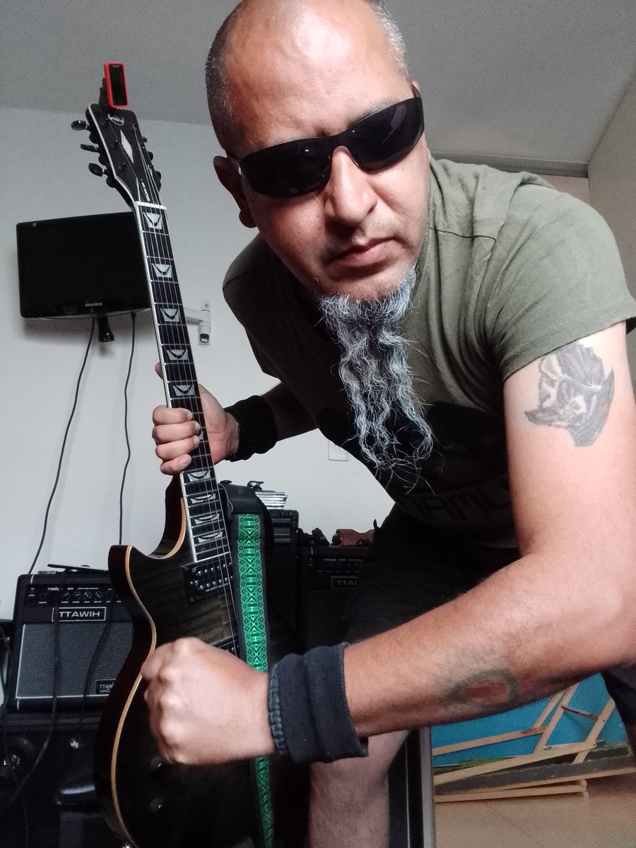 joshnebula's tweet image. Gracias por sus felicitaciones. A estos apenas 47 años de vida , todavia queda mucha música para hacer, muchas notas que tocar, muchos escenarios que visitar, entrevistas que dar y gente que apoyar. Seguimos en esto de la vida y el rock cada dia aprendiendo. Gracias!