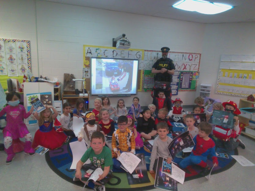 OPP_HSD's tweet photo. Sgt Chatelain from #HSDOPP had a great time reminding kindergarten students at @EEC_SCGT about being safe!π https://t.co/O8m3hGNubw