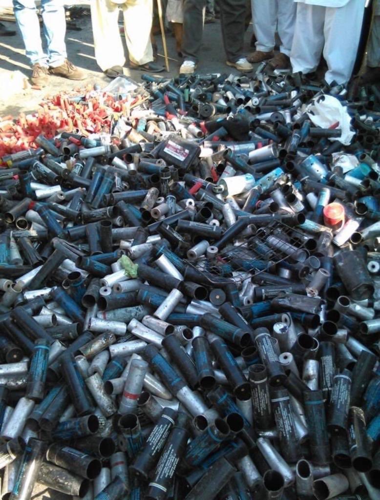 diamondzfoeva's tweet photo. This is not Kashmir or Palestine, this is Islamabad today.
#امپوڑٹڈ_حکومت_نامنظور #حقیقی_آذادی_مارچ #ImranKhan #HaqiqiAzadiMarch https://t.co/nQOMYbriXX