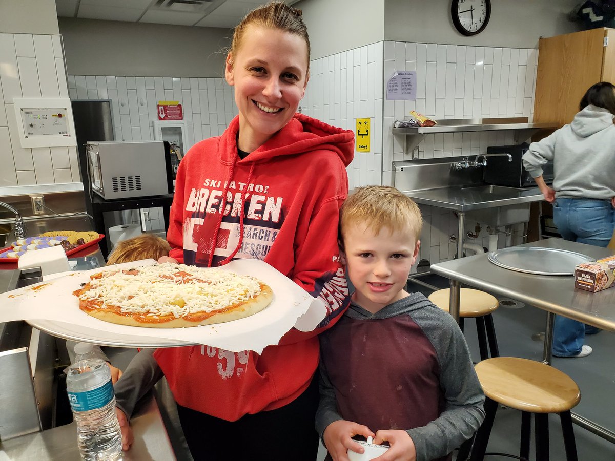 mopsahl12's tweet photo. Good times at the Goodhue Family Literacy Night! Pizza anyone? #goodhueschool https://t.co/pyL0NmLpLh