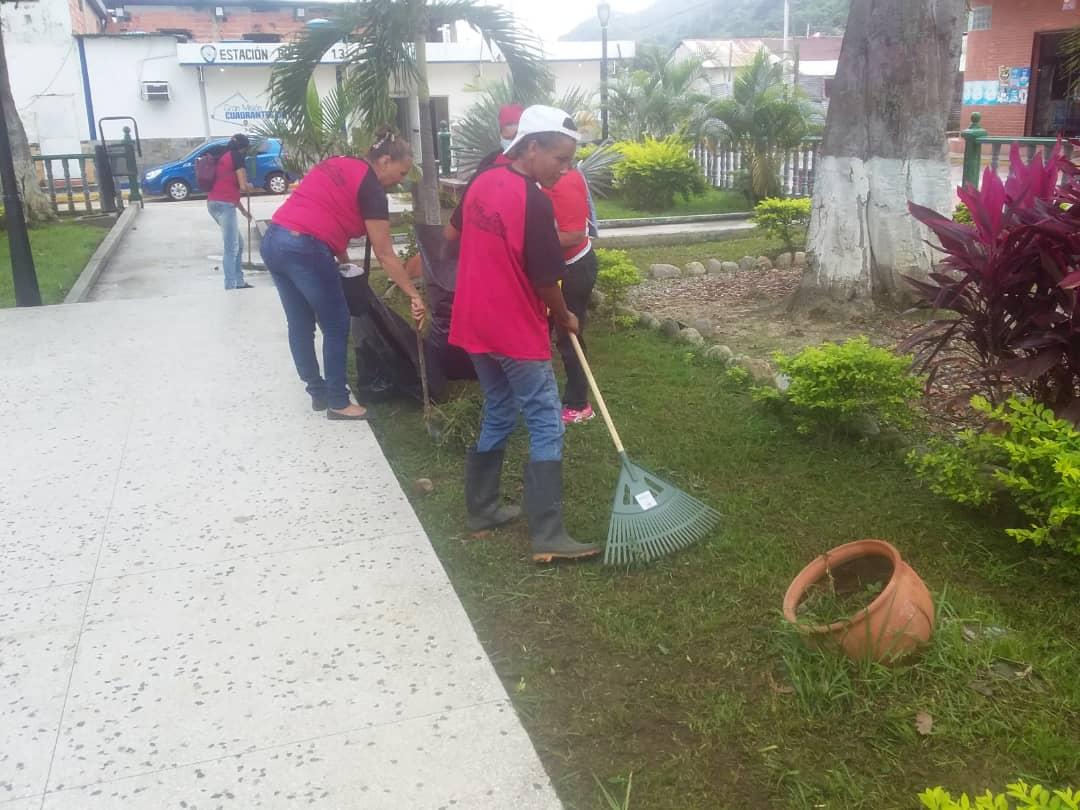 gobpampan22's tweet photo. #25May | Hoy el equipo de mantenimiento y ornato de la Alcaldía del Municipio Pampán llevó a cabo una jornada de limpieza de las áreas verdes de la Plaza Bolívar de Pampán

#HumildadYTrabajo
#SomosGenteDeTrabajo
@Gerardo4fPsuv
@GobTrujillo https://t.co/fGKIHIsuoU