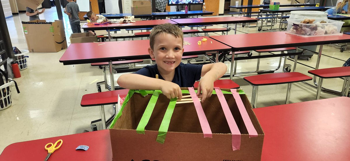 bgckids's tweet photo. A few recycled boxes + masking tape + imagination = Makerspace Program! https://t.co/lFdSi5Yozx