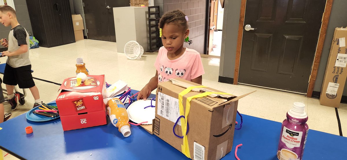 bgckids's tweet photo. A few recycled boxes + masking tape + imagination = Makerspace Program! https://t.co/lFdSi5Yozx