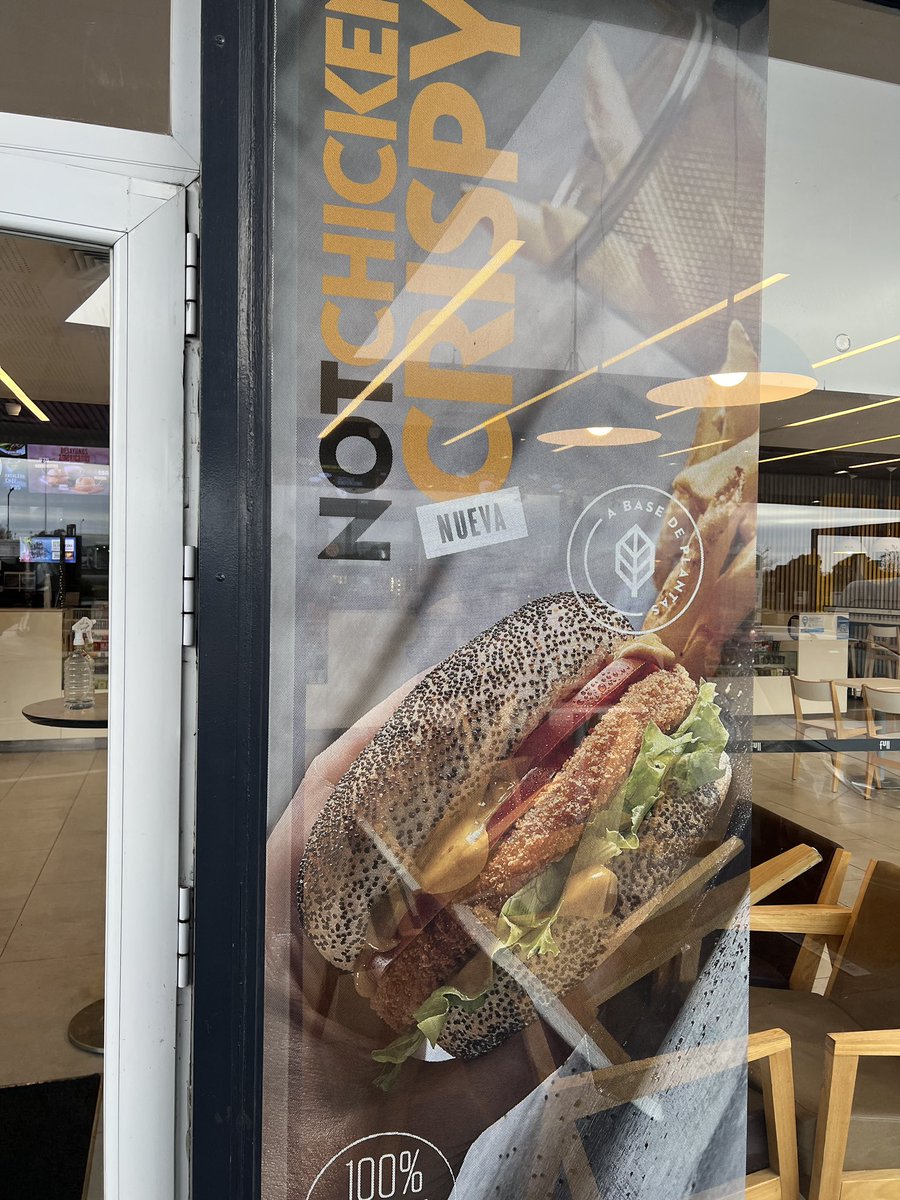 DmianS's tweet photo. Entonces estoy volviendo de viaje y paro en una estación muerto de hambre.
Cómo soy vegano no hay opciones pero encontré la not chicken crispy @notcoarg @NotCoAR en @YPFoficial 
y me dijeron “viene así”. Ni tomate ni lechuga ni salsa ni respeto. Una vergüenza https://t.co/0JG5CBP3Zy
