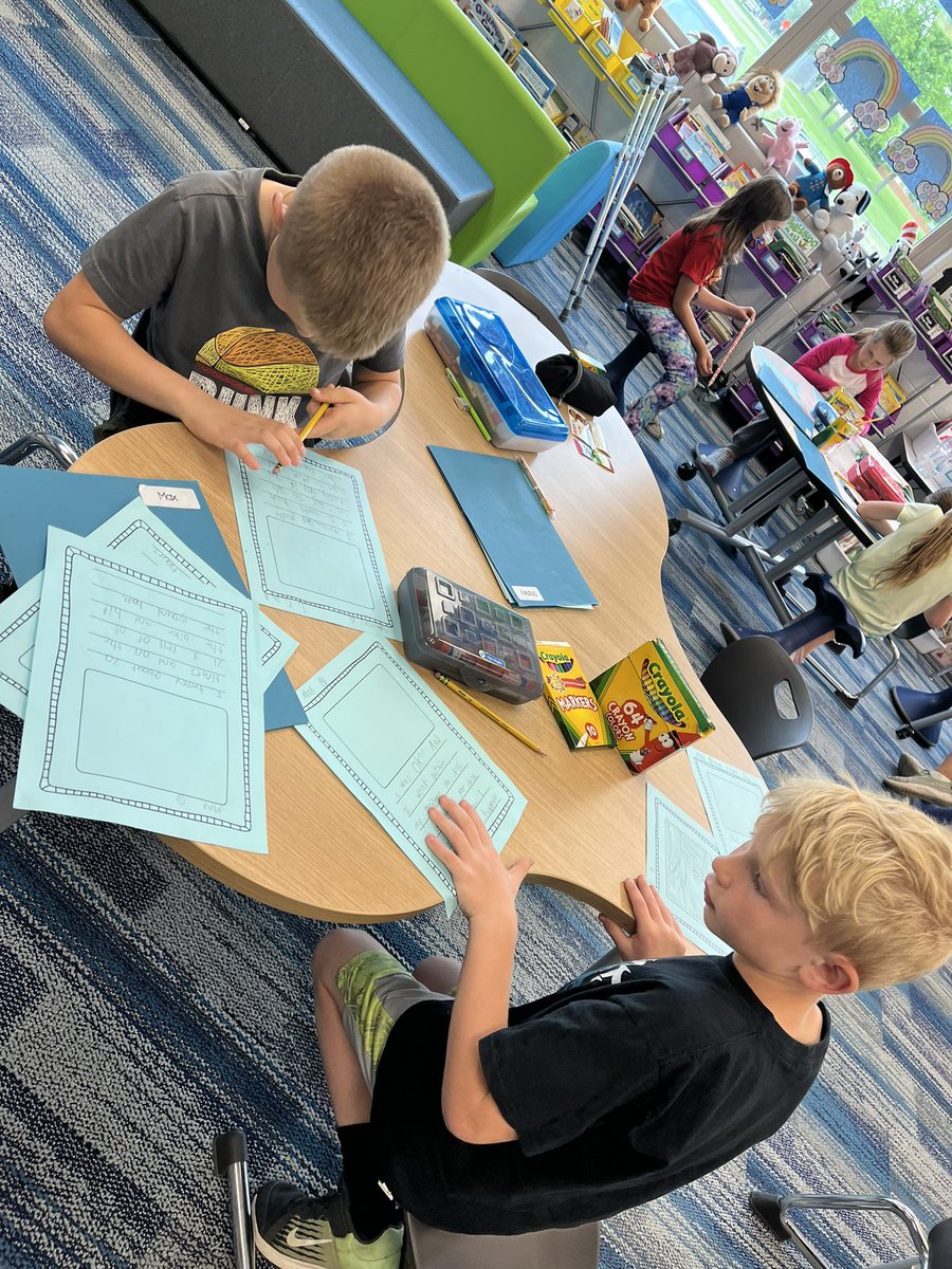 abergersclass's tweet photo. ✨✨✨Authors hard at work! Such creativity! ✨✨✨ @Jyouanes_ADDAMS #addamslearners https://t.co/pPQqXTYJ6h