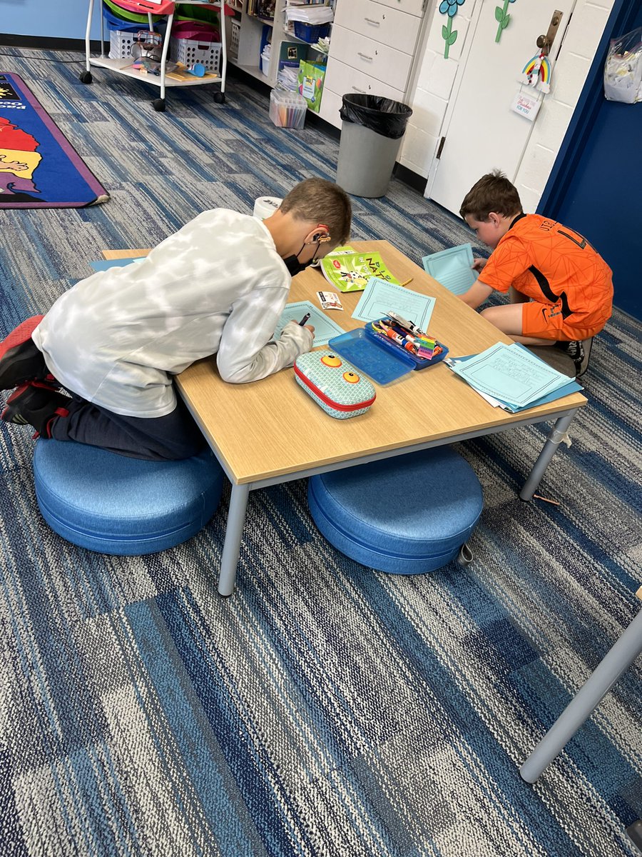 abergersclass's tweet photo. ✨✨✨Authors hard at work! Such creativity! ✨✨✨ @Jyouanes_ADDAMS #addamslearners https://t.co/pPQqXTYJ6h