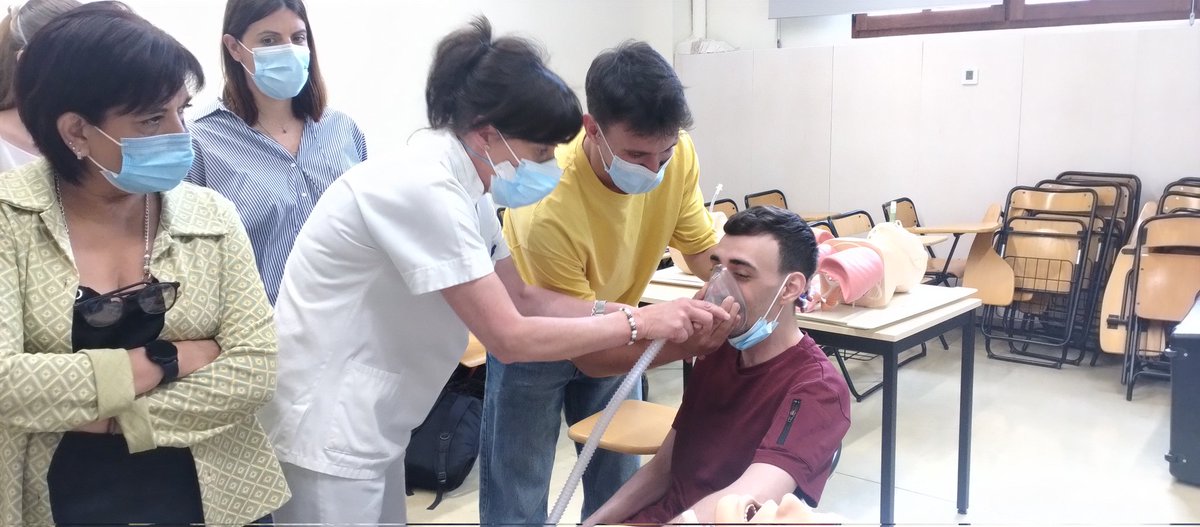 txellpeiro's tweet photo. Tercer i últim dia de tallers del postgrau Atenció al pacient amb SRNI. Avui drenatge de secrecions i interpretació en l'auscultació, radiografies i gasometries #srni @InspiraUab @UABBarcelona @UABPostgrau @FibrosisPulmon @SPulmo amb Patricia Peñacoba i Macarena Segura https://t.co/ktMwJFRxK2