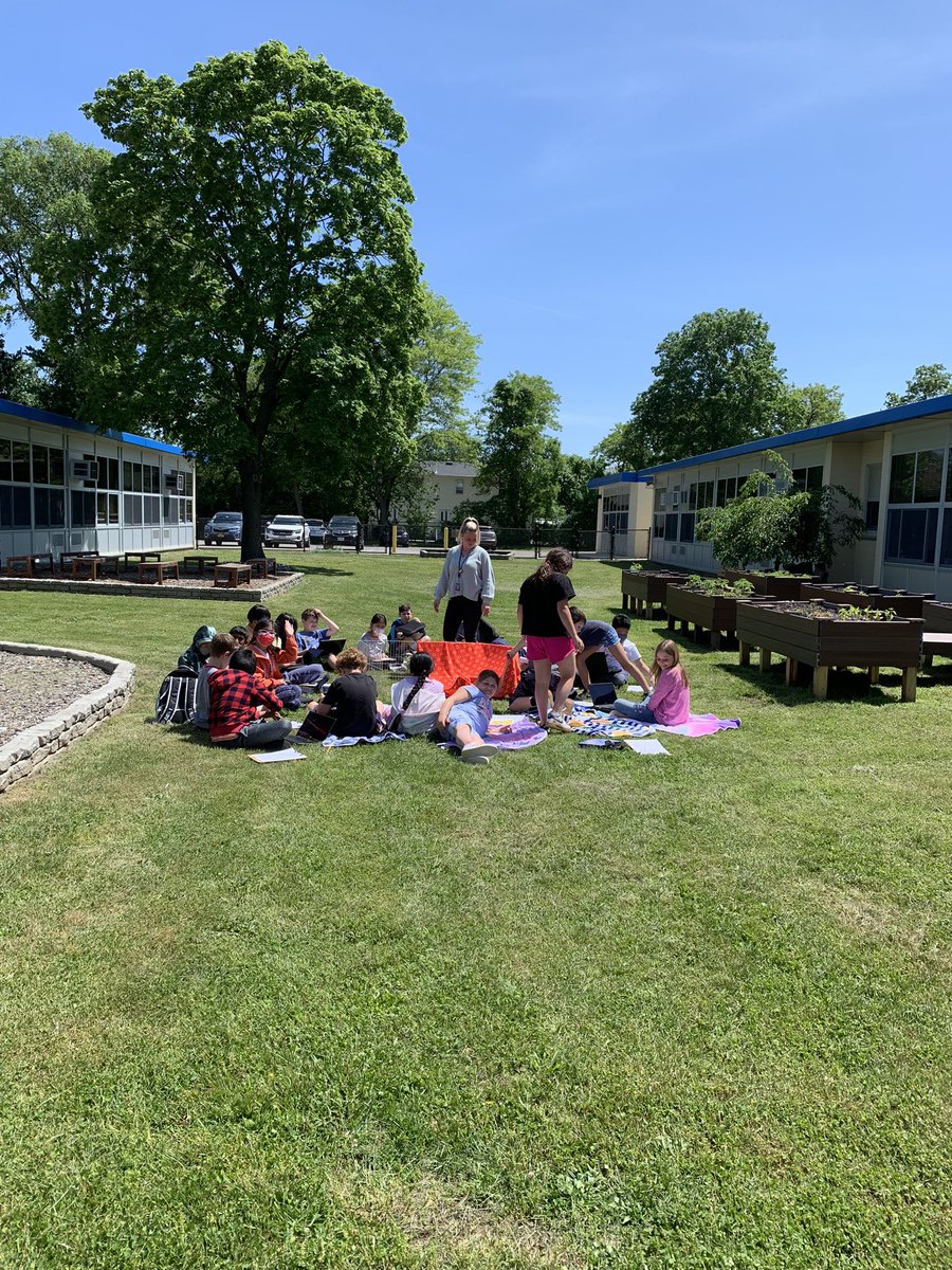 karenheitner's tweet photo. Fabulous fourth graders working outside with the class parts, Sunny and Bubbles! #WeArePasadena https://t.co/y0iaxJH0HG