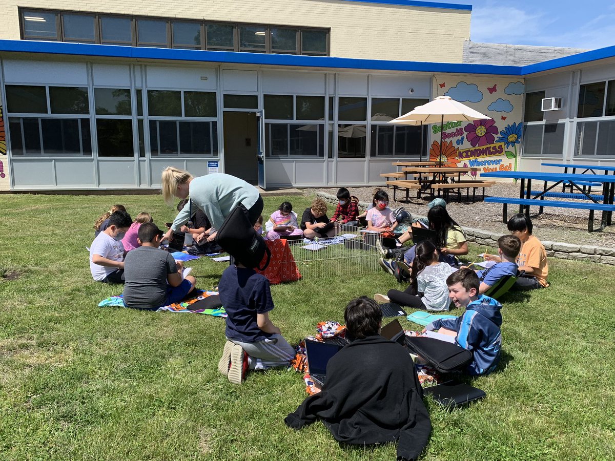 karenheitner's tweet photo. Fabulous fourth graders working outside with the class parts, Sunny and Bubbles! #WeArePasadena https://t.co/y0iaxJH0HG