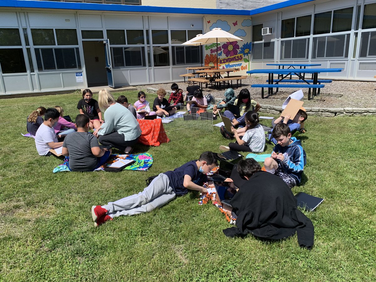 karenheitner's tweet photo. Fabulous fourth graders working outside with the class parts, Sunny and Bubbles! #WeArePasadena https://t.co/y0iaxJH0HG