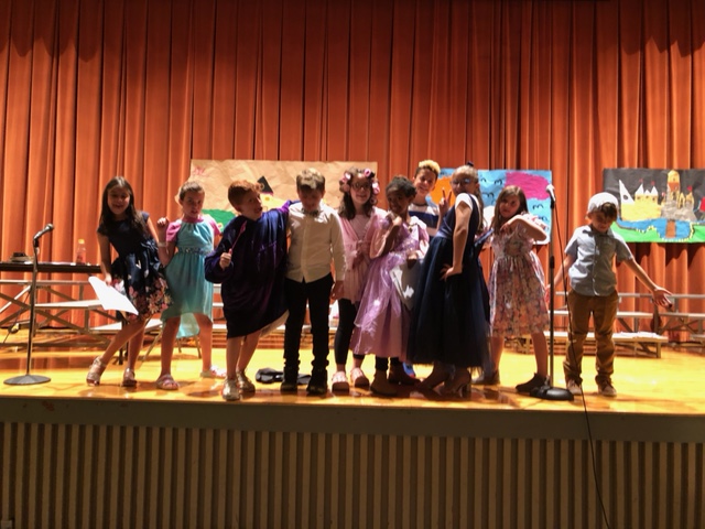 ManheimTownship's tweet photo. Mrs. Myers's class at Neff Elementary performed a play called "Cinder…Really?" In front of their classmates in second, third, and fourth grade as well as their families!
They even painted the background scenery themselves!
Awesome job Neff Lions!
#MTSDProud💙🤍 https://t.co/46qrP8KACf