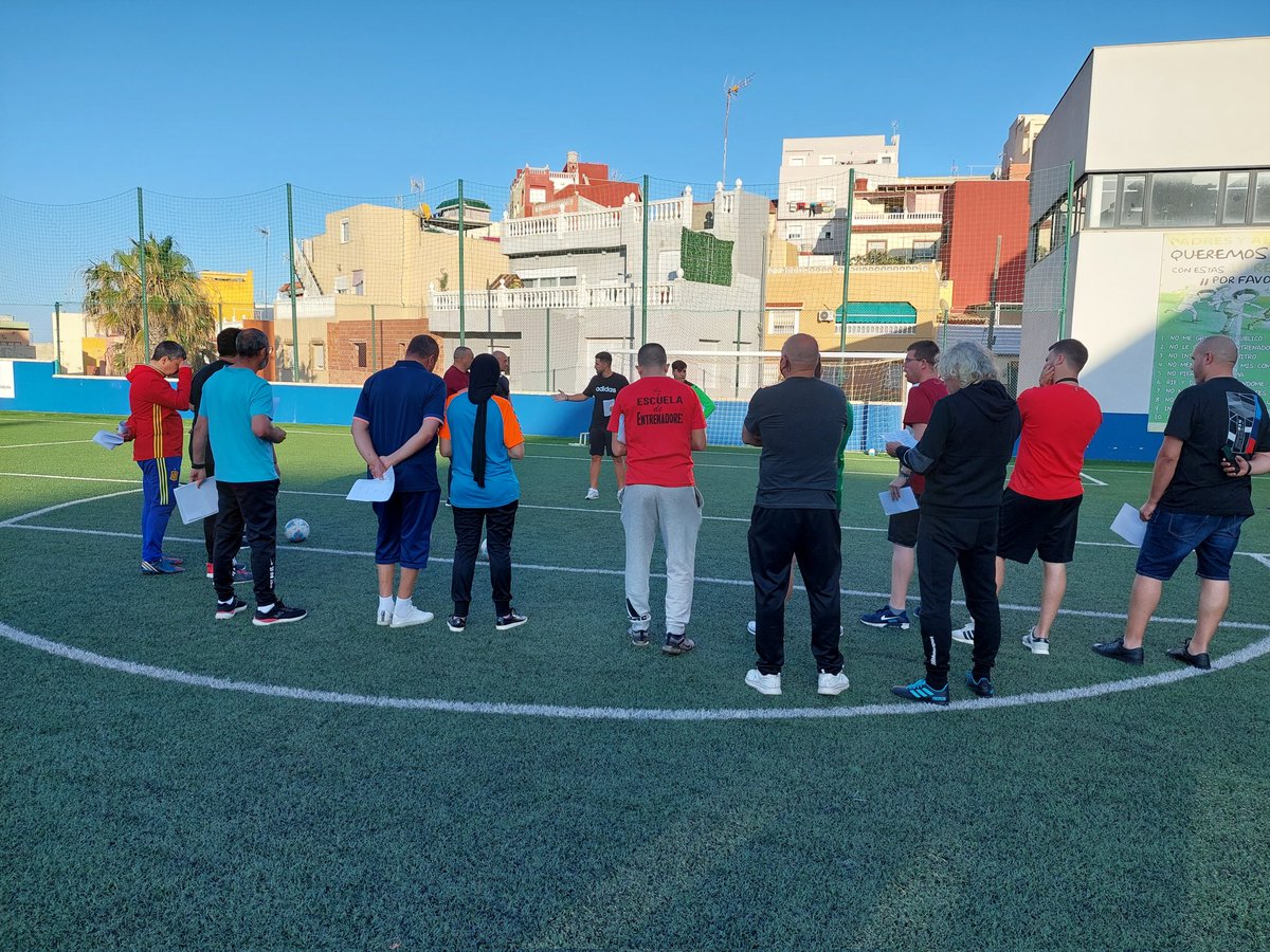 EntrenadorRFFCE's tweet photo. Continúa el curso de Espacialista en Entrenamiento de Porteros Nacional C. Ya en su recta final. Hoy en Fútbol clase práctica con @Hugo_Gretener
@FedFutbolCeuta 
#formafión
#rfef
#porteros https://t.co/VID4hg0yPT https://t.co/w9oStANVVg