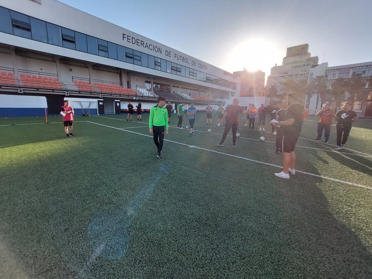 EntrenadorRFFCE's tweet photo. Continúa el curso de Espacialista en Entrenamiento de Porteros Nacional C. Ya en su recta final. Hoy en Fútbol clase práctica con @Hugo_Gretener
@FedFutbolCeuta 
#formafión
#rfef
#porteros https://t.co/VID4hg0yPT https://t.co/w9oStANVVg