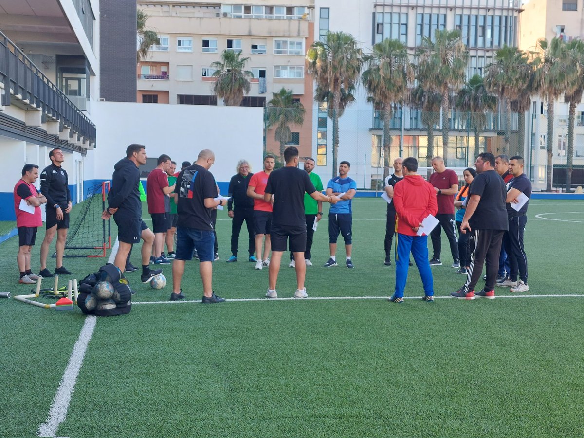 EntrenadorRFFCE's tweet photo. Continúa el curso de Espacialista en Entrenamiento de Porteros Nacional C. Ya en su recta final. Hoy en Fútbol clase práctica con @Hugo_Gretener
@FedFutbolCeuta 
#formafión
#rfef
#porteros https://t.co/VID4hg0yPT https://t.co/w9oStANVVg