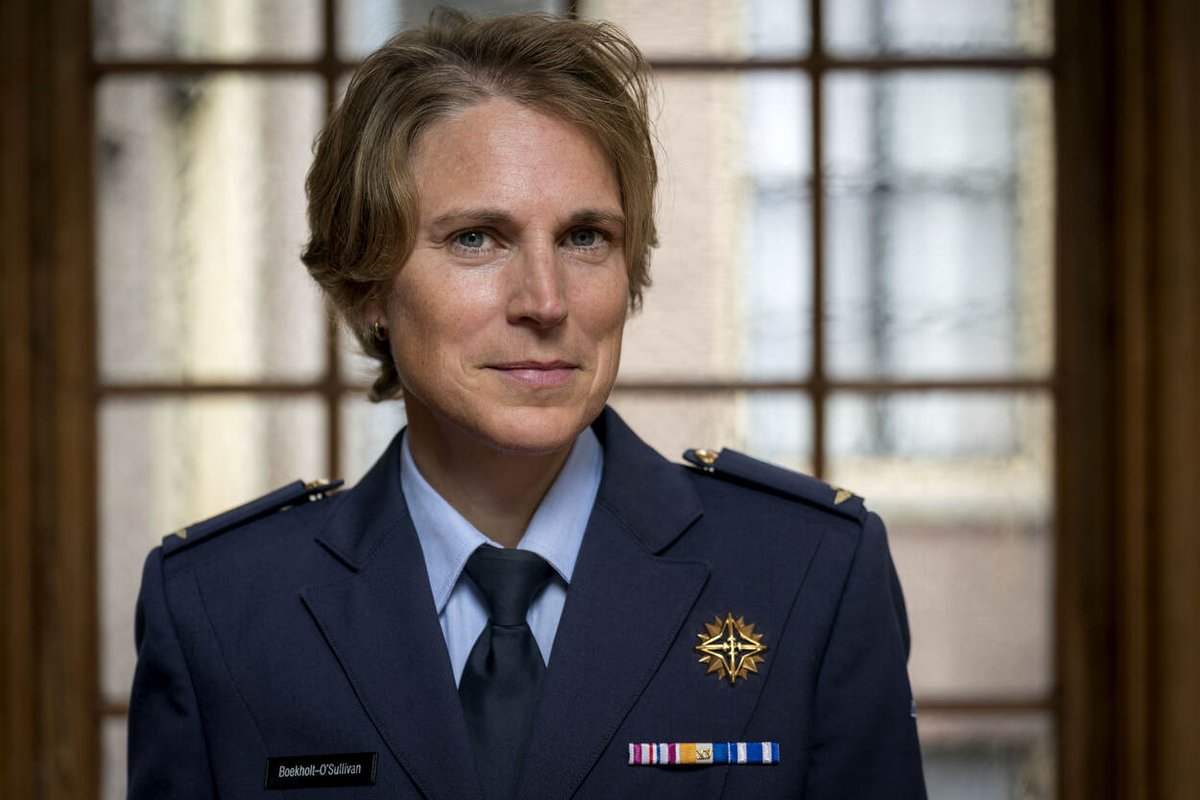 Met luitenant-generaal Elanor Boekholt-O’Sullivan heeft Defensie voor het eerst een vrouwelijke ‘drie-sterrengeneraal’.

Vandaag is ze bevorderd. Vanaf 1 juni gaat ze aan de slag als plaatsvervangend directeur van het Directoraat-Generaal Beleid (DGB).

defensie.nl/actueel/nieuws…
