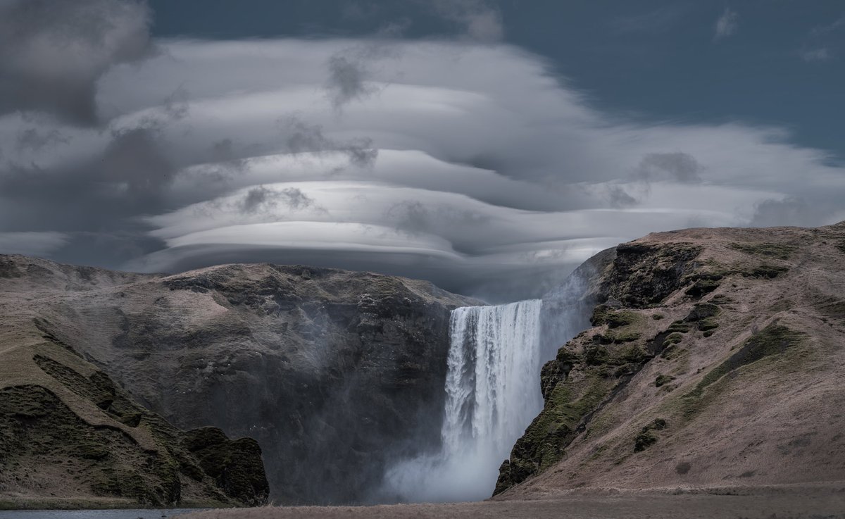 realjasonmatias's tweet photo. Two winds seemed to blow
Whenever she was near, 
A tempest and a gentle breeze. 
One, a twisting, churning roar that
Made time collapse and everything
Happen all at once. 
The other, a warm sensation on a cool breeze. 
A quiet suggestion of the world in motion. https://t.co/RfeI8ZmcgX