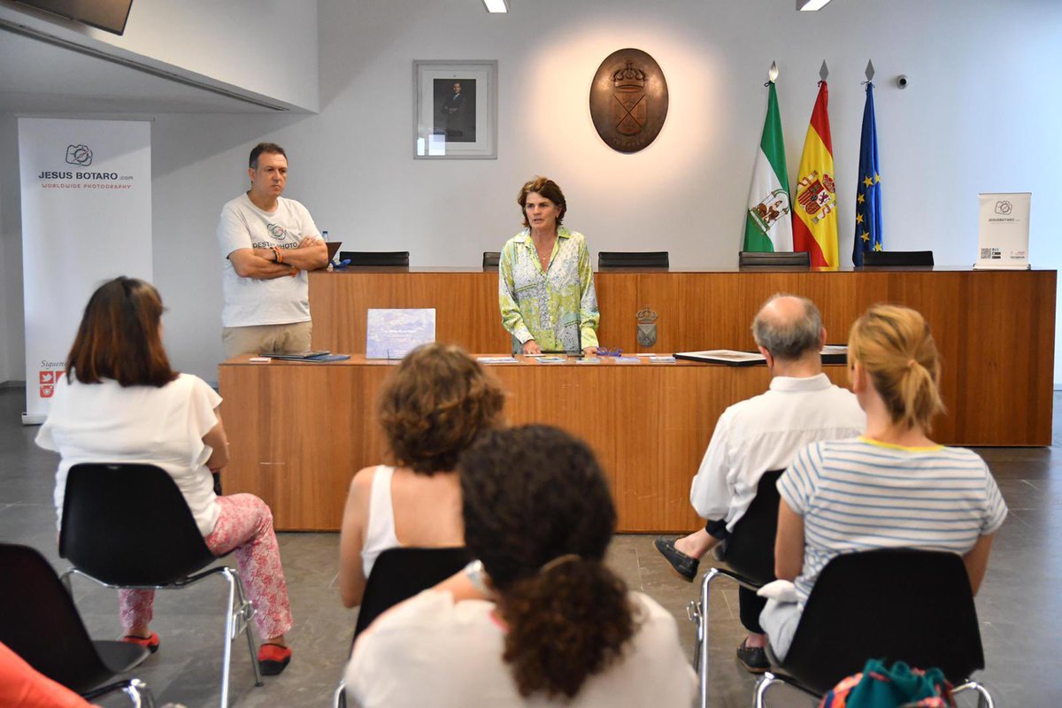 Tomares_es's tweet photo. Nace un nuevo taller de cultura en Tomares, el de fotografía 📸. 

🗣Impartido por un gran profesor como Jesús Botaro, los alumnos va a aprender la técnicas de la fotografía a través de la teoría y la práctica. https://t.co/r7WfXhmhtH