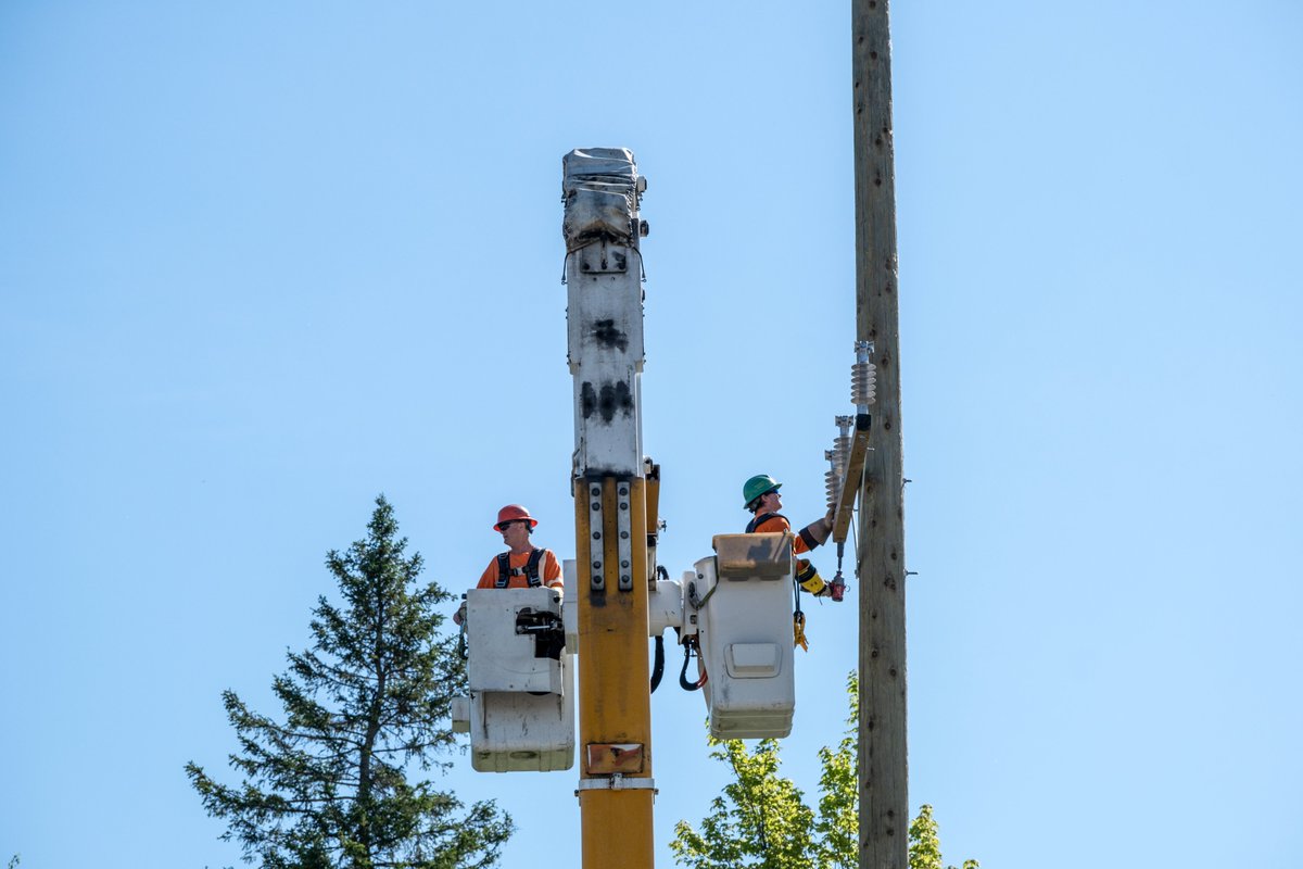 hydroottawa's tweet photo. Power has been restored to just over 125,000 customers.

We ask that residents remain patient and understand that we're working around the clock to restore electricity to everyone within our service territory. As you can imagine, this is long, hard and difficult work. https://t.co/MEJ2rqMoDt