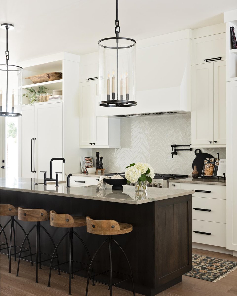 ArteriorsHome's tweet photo. Chic seating: Our Henson Counter Stools provide a rustic accent in a high-contrast kitchen. Design: @ashleymartinhome
Photo: @nativehousephotography #ArteriorsHome #CounterStools #KitchenIsland https://t.co/Ozz38B6azx