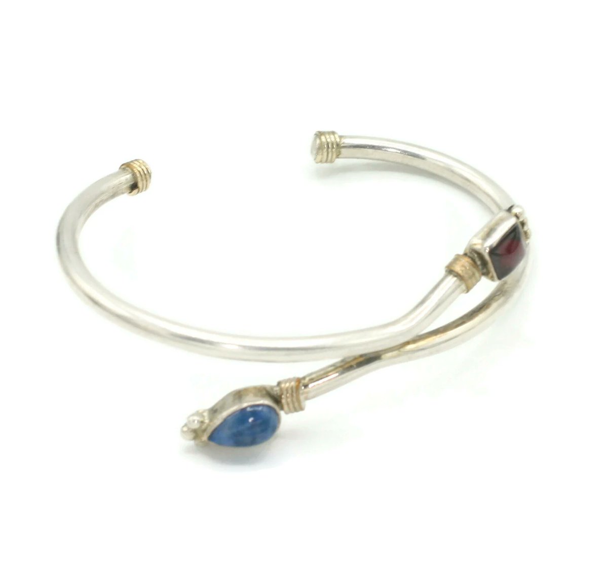 pastsplendors's tweet photo. #navajo #bentarrow #sterlingbracelet #gotvintage https://t.co/Kp2alm2pWw https://t.co/hNhAu8I0p2