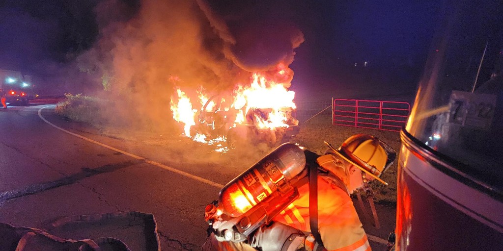 RoanokeFireEMS's tweet photo. 🔥 Last night, Roanoke Fire-EMS was dispatched to what was reported as a structure fire on the 1000 block of Andrews Rd. Upon arrival, crews found a fully involved vehicle fire. The cause of the fire is under investigation. 🔥

#RoanokeFireEMS #VehicleFire #ScenePhotos #Engine5 https://t.co/FoQXyTkuYV
