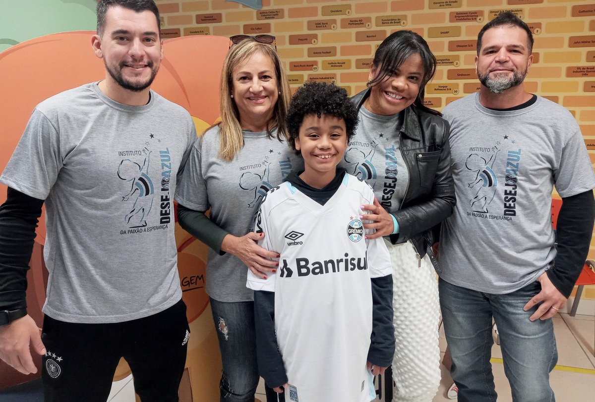 Os voluntários Vitor Koehler, Lorely Ried, Gabriela Andrade e <a href="/fabinho_marrone/">Fábio Gaetani Marrone</a> entregaram para o Breno que faz tratamento no <a href="/ICIRS/">Instituto do Câncer Infantil</a> a camiseta oficial do <a href="/gremio/">Grêmio FBPA</a>.