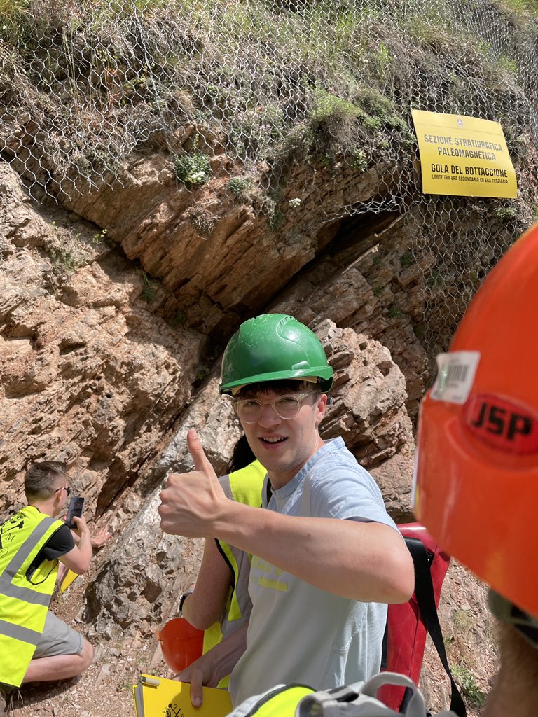 teigan_geol's tweet photo. Half way through the Apennines 4th year field-trip 🇮🇹, traversing across the Northern Apennines to better understand the active mountain belt. So far looked at Cretaceous-Jurassic sections 🪨, the K-Pg boundary (rip dinosaurs 🦕) and the Gubbio fault @ESEImperial ! https://t.co/AGPYgoNEUJ