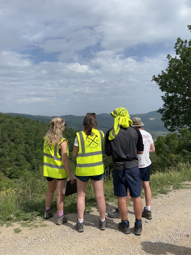 teigan_geol's tweet photo. Half way through the Apennines 4th year field-trip 🇮🇹, traversing across the Northern Apennines to better understand the active mountain belt. So far looked at Cretaceous-Jurassic sections 🪨, the K-Pg boundary (rip dinosaurs 🦕) and the Gubbio fault @ESEImperial ! https://t.co/AGPYgoNEUJ