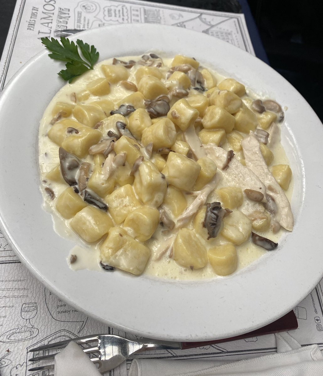 econofia's tweet image. Platos ENORMES, abundantes y sabrosos, muy buena relación precio-calidad. Si hoy no probé el bodegón más rico de buenos aires, le pega en el palo. El secretito 📍