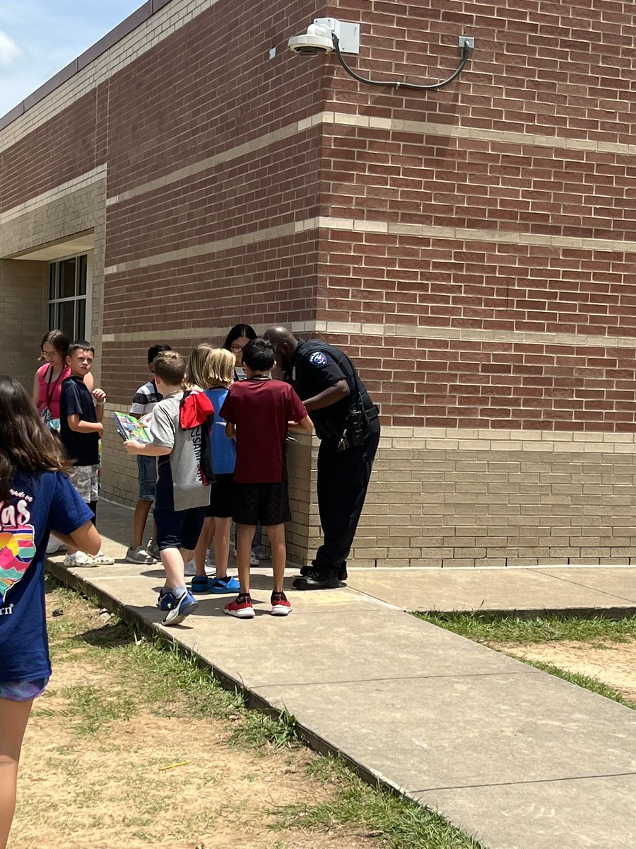 MrsLGarza7's tweet photo. One of our very own CFISD police officers had a line for autographs! ❤️@CyFairISD @SampsonElem https://t.co/Z4PstXyqtQ