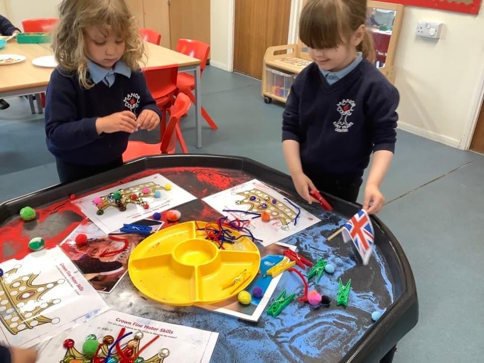 ManorCourtEYC's tweet photo. This week the children have thoroughly enjoyed celebrating the Queen's Jubilee. We have looked at pictures and talked about the Queen and London. We have enjoyed various activities,  looking at the colours red white and blue, making crowns 👑, flags and baking. https://t.co/0yHyQvyjk0