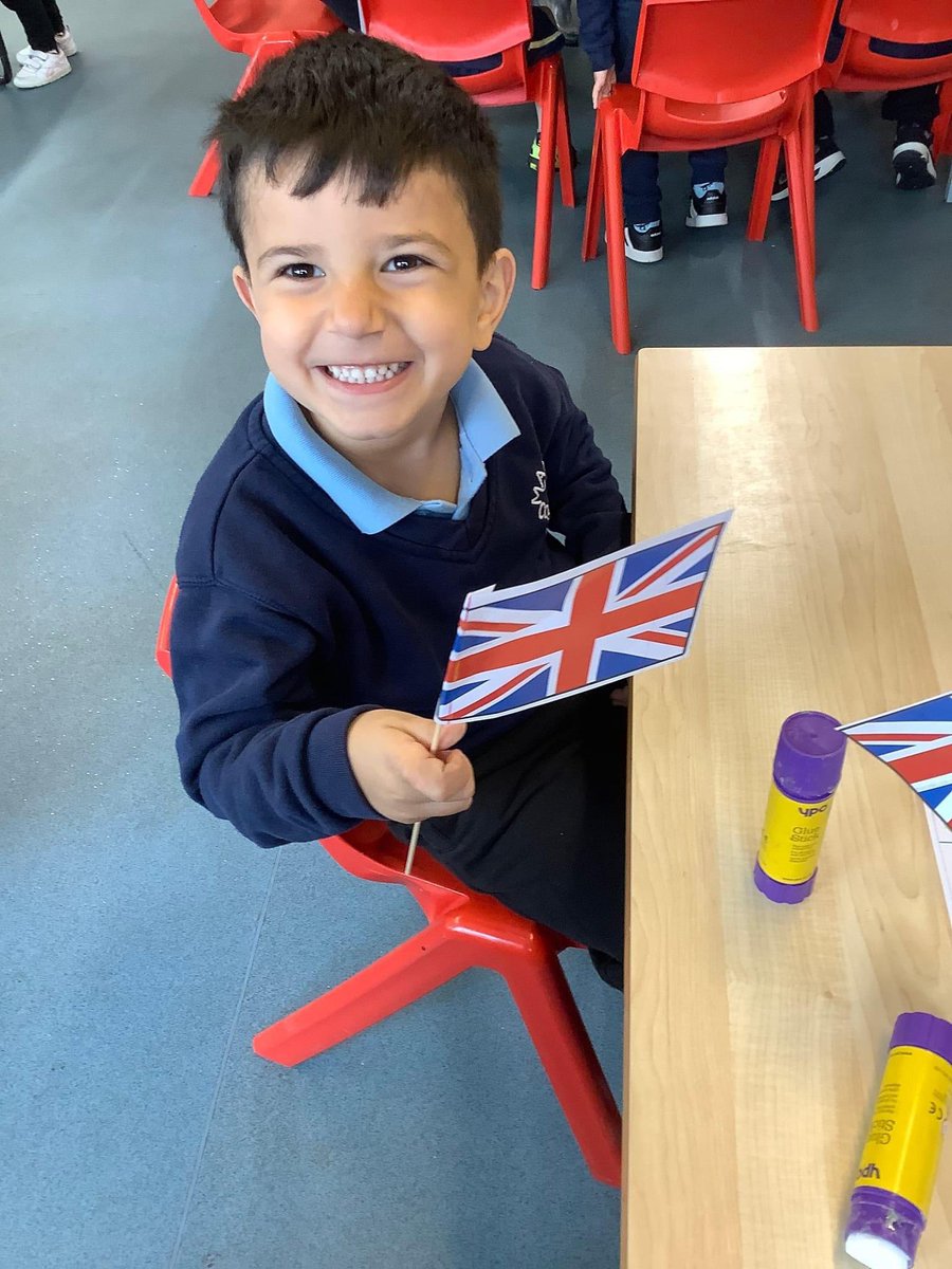 ManorCourtEYC's tweet photo. This week the children have thoroughly enjoyed celebrating the Queen's Jubilee. We have looked at pictures and talked about the Queen and London. We have enjoyed various activities,  looking at the colours red white and blue, making crowns 👑, flags and baking. https://t.co/0yHyQvyjk0