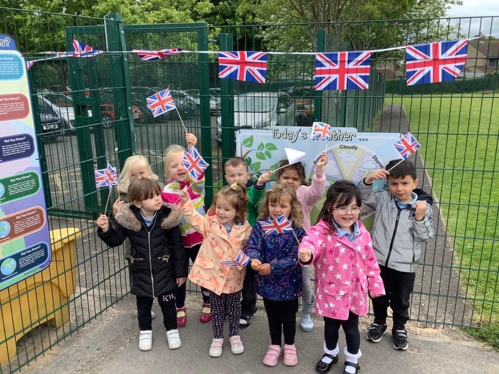 ManorCourtEYC's tweet photo. This week the children have thoroughly enjoyed celebrating the Queen's Jubilee. We have looked at pictures and talked about the Queen and London. We have enjoyed various activities,  looking at the colours red white and blue, making crowns 👑, flags and baking. https://t.co/0yHyQvyjk0
