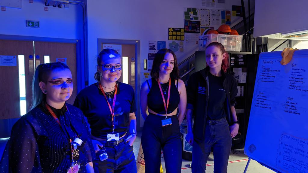 LCC_Backstage's tweet photo. Full team of Backstage Crew on tonight's preview performance of News Street. Incredible teamwork.
Lighting/Follow Spots/Sound/Video/ASM/DSM/Makeup/Set/Costume https://t.co/nZBeZQm1rx